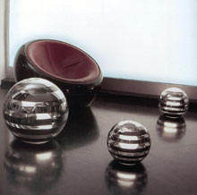 Kagylófotelhez tervezett fém-üveg gömblámpák.